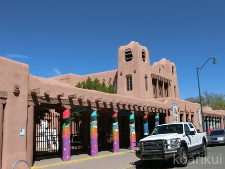 ニューメキシコ エスニックなアートの街サンタフェの見どころをすべて紹介 奇跡の階段やおすすめレストラン 空飛ぶコアリクイの本棚
